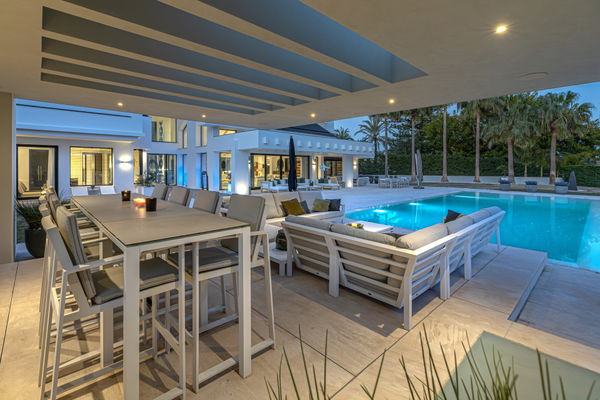 Contemporary luxury villa with expansive plot and refined Mediterranean living in Guadalmina Baja, Marbella