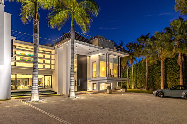 Contemporary luxury villa with expansive plot and refined Mediterranean living in Guadalmina Baja, Marbella