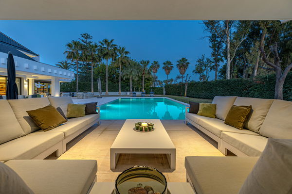 Contemporary luxury villa with expansive plot and refined Mediterranean living in Guadalmina Baja, Marbella