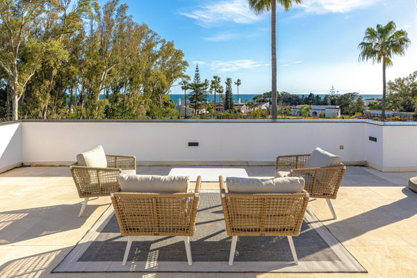 Contemporary luxury villa with expansive plot and refined Mediterranean living in Guadalmina Baja, Marbella