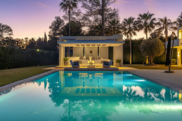 Contemporary luxury villa with expansive plot and refined Mediterranean living in Guadalmina Baja, Marbella