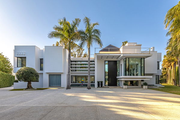 Contemporary luxury villa with expansive plot and refined Mediterranean living in Guadalmina Baja, Marbella