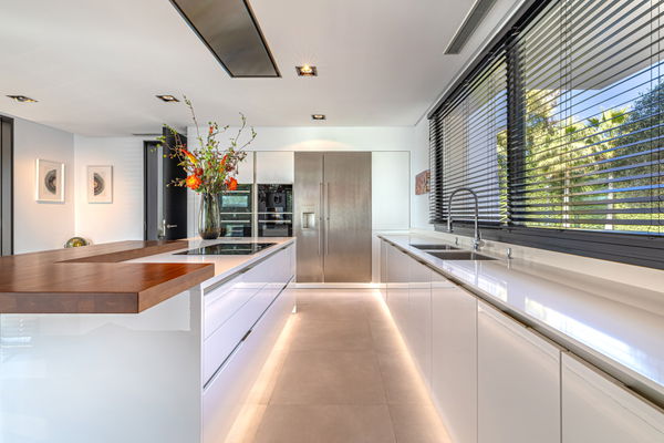 Contemporary luxury villa with expansive plot and refined Mediterranean living in Guadalmina Baja, Marbella