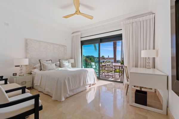 Elegant villa in an exclusive enclave with open views of the Mediterranean in Nueva Andalucía, Marbella
