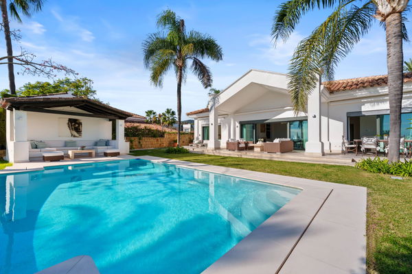Elegant villa in an exclusive enclave with open views of the Mediterranean in Nueva Andalucía, Marbella