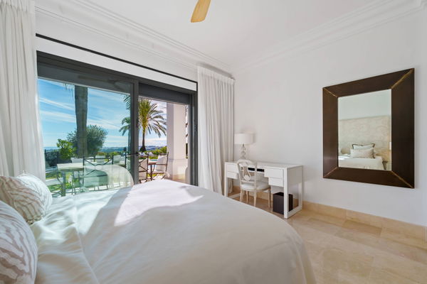 Elegant villa in an exclusive enclave with open views of the Mediterranean in Nueva Andalucía, Marbella