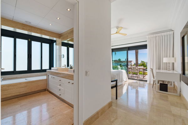 Elegant villa in an exclusive enclave with open views of the Mediterranean in Nueva Andalucía, Marbella
