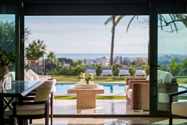Elegant villa in an exclusive enclave with open views of the Mediterranean in Nueva Andalucía, Marbella
