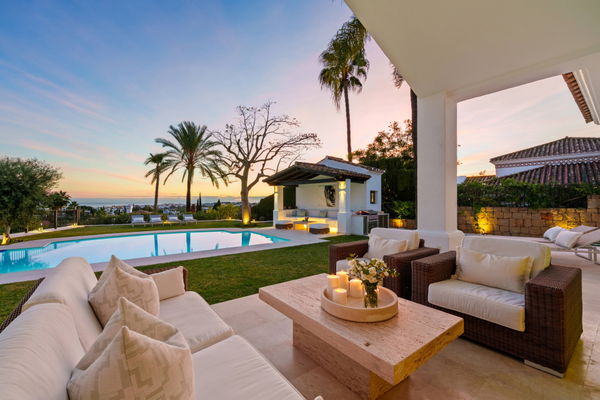 Elegant villa in an exclusive enclave with open views of the Mediterranean in Nueva Andalucía, Marbella
