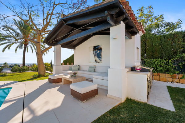 Elegant villa in an exclusive enclave with open views of the Mediterranean in Nueva Andalucía, Marbella
