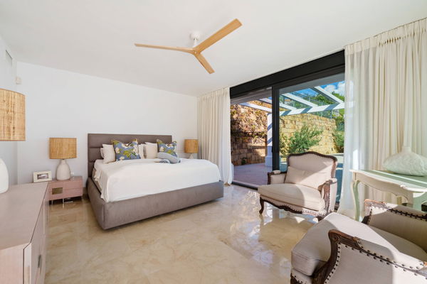 Elegant villa in an exclusive enclave with open views of the Mediterranean in Nueva Andalucía, Marbella