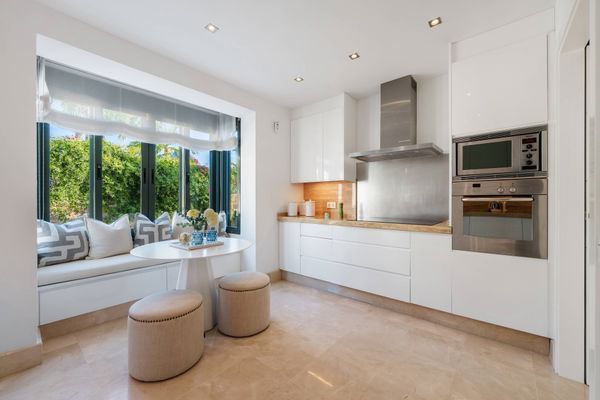 Elegant villa in an exclusive enclave with open views of the Mediterranean in Nueva Andalucía, Marbella