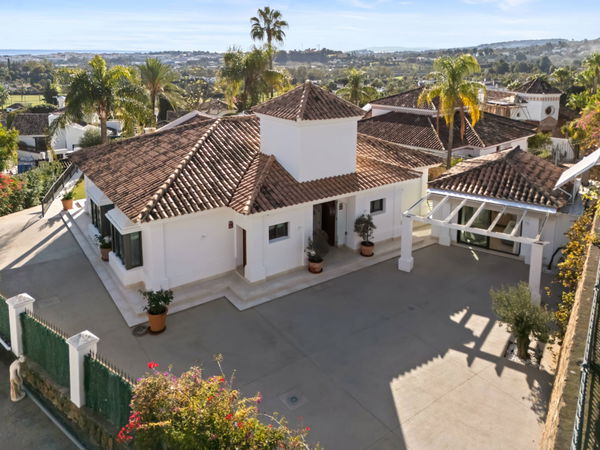 Elegant villa in an exclusive enclave with open views of the Mediterranean in Nueva Andalucía, Marbella