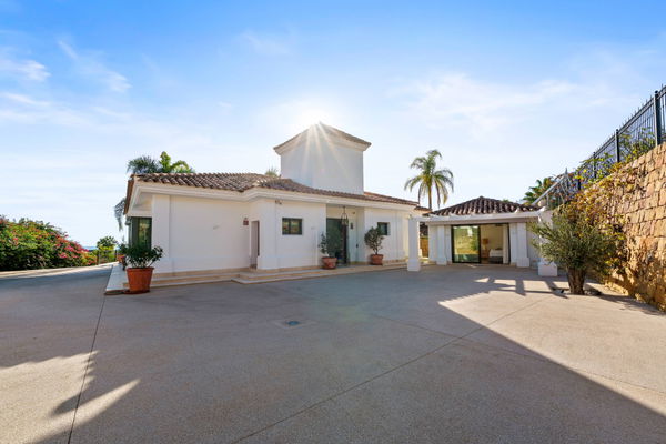Elegant villa in an exclusive enclave with open views of the Mediterranean in Nueva Andalucía, Marbella