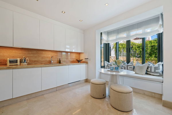 Elegant villa in an exclusive enclave with open views of the Mediterranean in Nueva Andalucía, Marbella