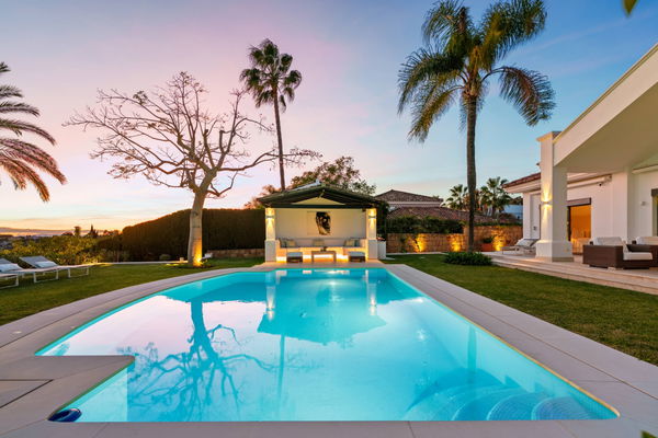 Elegant villa in an exclusive enclave with open views of the Mediterranean in Nueva Andalucía, Marbella