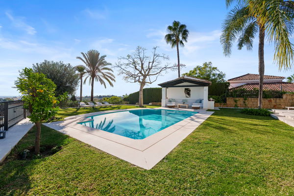 Elegant villa in an exclusive enclave with open views of the Mediterranean in Nueva Andalucía, Marbella