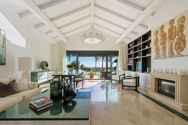 Elegant villa in an exclusive enclave with open views of the Mediterranean in Nueva Andalucía, Marbella