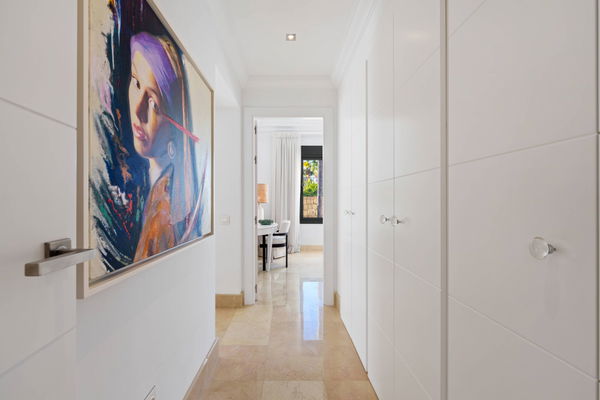 Elegant villa in an exclusive enclave with open views of the Mediterranean in Nueva Andalucía, Marbella