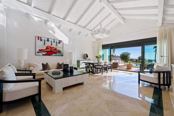 Elegant villa in an exclusive enclave with open views of the Mediterranean in Nueva Andalucía, Marbella