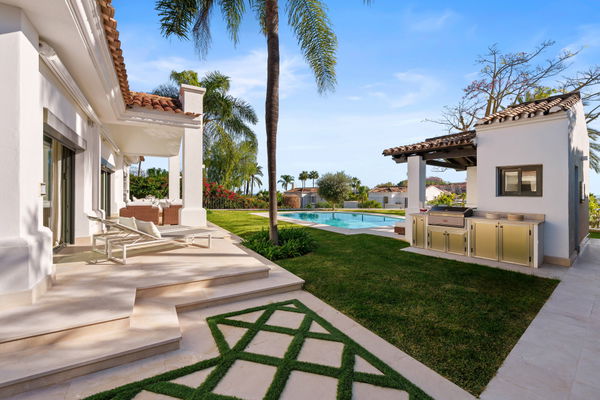 Elegant villa in an exclusive enclave with open views of the Mediterranean in Nueva Andalucía, Marbella