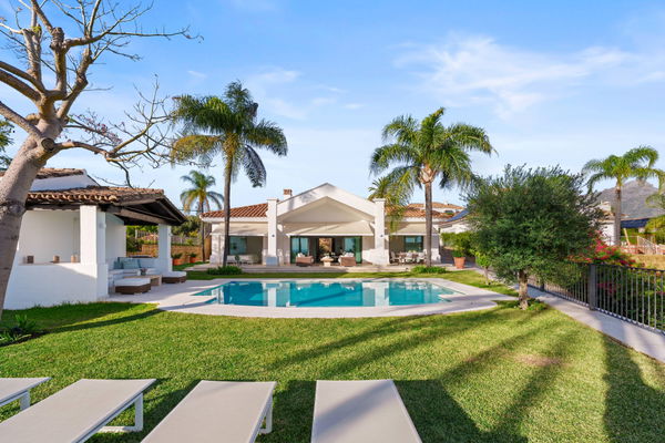Elegant villa in an exclusive enclave with open views of the Mediterranean in Nueva Andalucía, Marbella