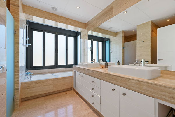 Elegant villa in an exclusive enclave with open views of the Mediterranean in Nueva Andalucía, Marbella