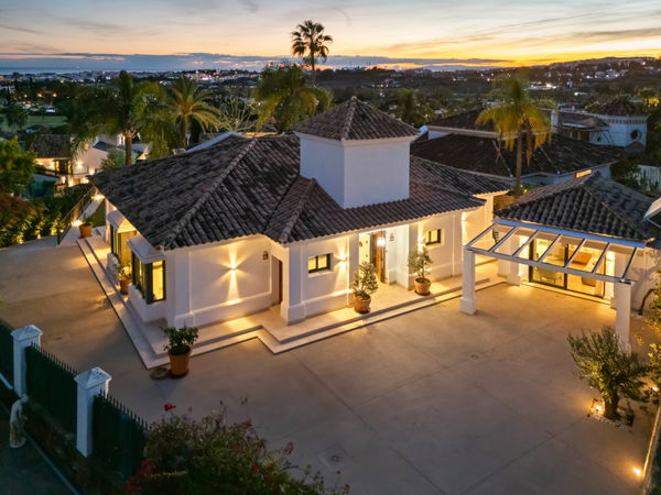 Elegant villa in an exclusive enclave with open views of the Mediterranean in Nueva Andalucía, Marbella