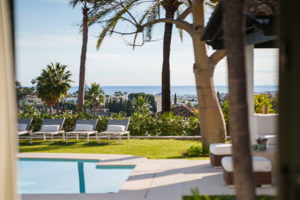 Elegant villa in an exclusive enclave with open views of the Mediterranean in Nueva Andalucía, Marbella