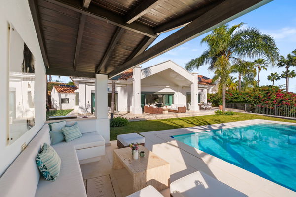 Elegant villa in an exclusive enclave with open views of the Mediterranean in Nueva Andalucía, Marbella