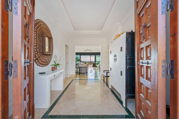 Elegant villa in an exclusive enclave with open views of the Mediterranean in Nueva Andalucía, Marbella