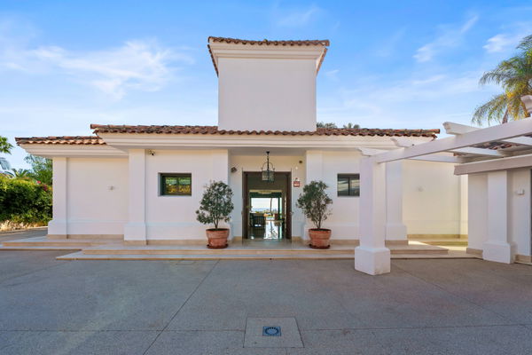 Elegant villa in an exclusive enclave with open views of the Mediterranean in Nueva Andalucía, Marbella