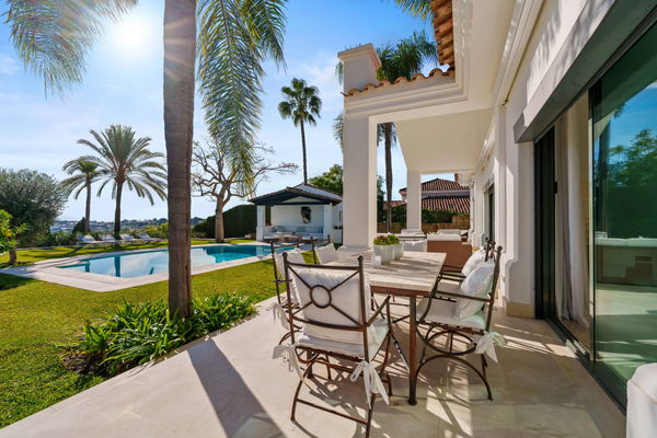 Elegant villa in an exclusive enclave with open views of the Mediterranean in Nueva Andalucía, Marbella