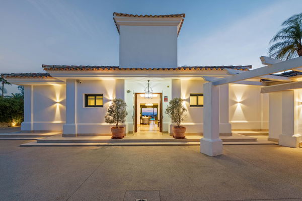 Elegant villa in an exclusive enclave with open views of the Mediterranean in Nueva Andalucía, Marbella