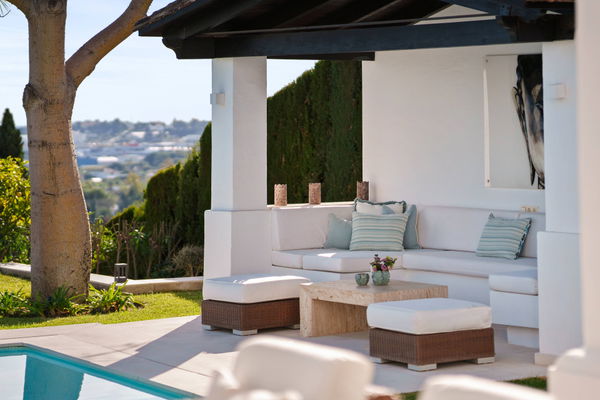 Elegant villa in an exclusive enclave with open views of the Mediterranean in Nueva Andalucía, Marbella