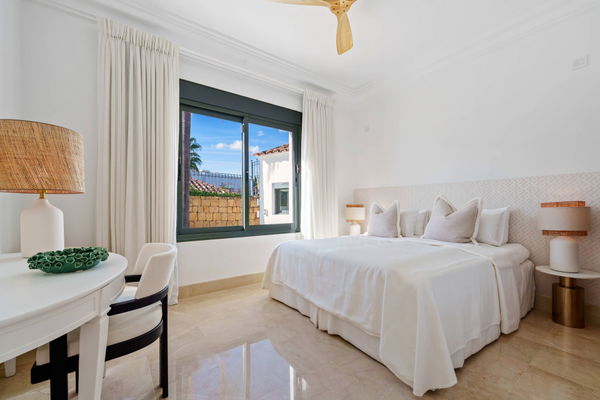 Elegant villa in an exclusive enclave with open views of the Mediterranean in Nueva Andalucía, Marbella