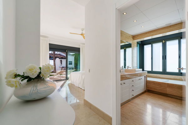 Elegant villa in an exclusive enclave with open views of the Mediterranean in Nueva Andalucía, Marbella