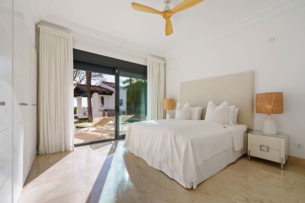 Elegant villa in an exclusive enclave with open views of the Mediterranean in Nueva Andalucía, Marbella