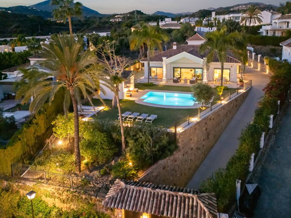 Elegant villa in an exclusive enclave with open views of the Mediterranean in Nueva Andalucía, Marbella