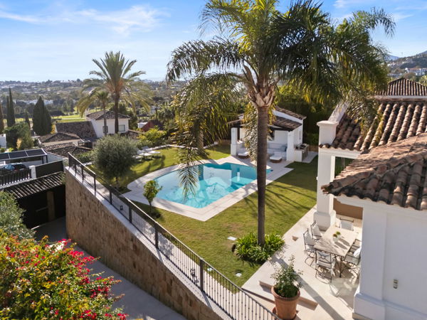 Elegant villa in an exclusive enclave with open views of the Mediterranean in Nueva Andalucía, Marbella
