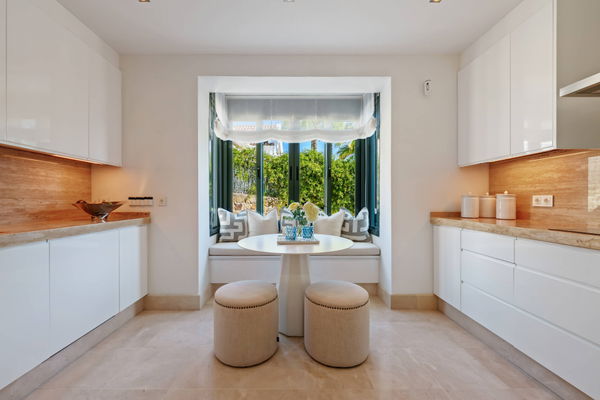 Elegant villa in an exclusive enclave with open views of the Mediterranean in Nueva Andalucía, Marbella