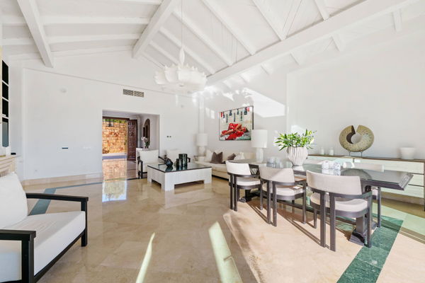 Elegant villa in an exclusive enclave with open views of the Mediterranean in Nueva Andalucía, Marbella