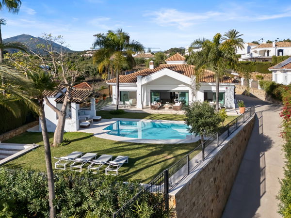 Elegant villa in an exclusive enclave with open views of the Mediterranean in Nueva Andalucía, Marbella