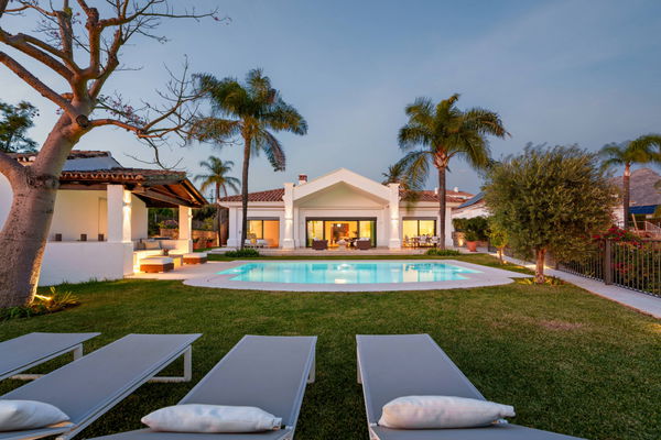 Elegant villa in an exclusive enclave with open views of the Mediterranean in Nueva Andalucía, Marbella