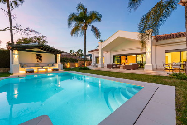 Elegant villa in an exclusive enclave with open views of the Mediterranean in Nueva Andalucía, Marbella