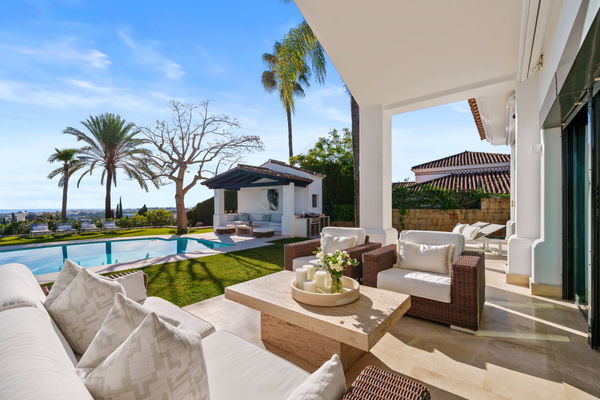 Elegant villa in an exclusive enclave with open views of the Mediterranean in Nueva Andalucía, Marbella