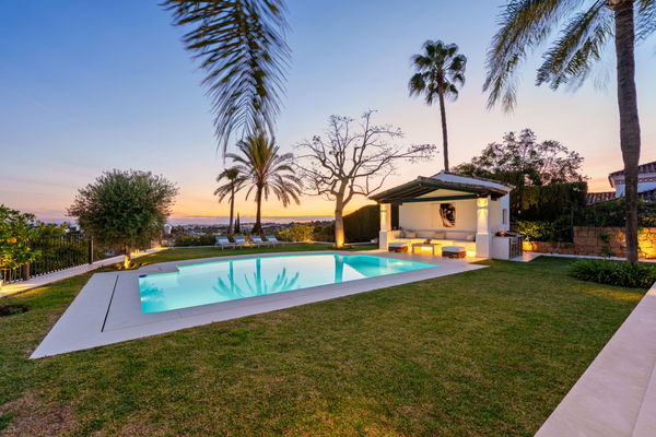 Elegant villa in an exclusive enclave with open views of the Mediterranean in Nueva Andalucía, Marbella