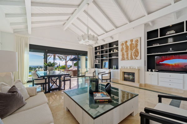 Elegant villa in an exclusive enclave with open views of the Mediterranean in Nueva Andalucía, Marbella
