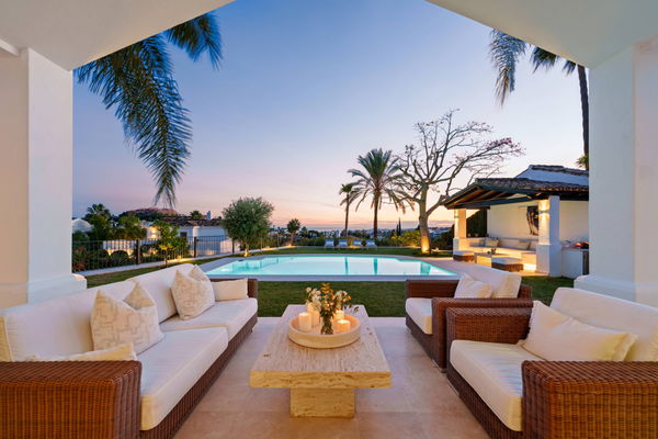 Elegant villa in an exclusive enclave with open views of the Mediterranean in Nueva Andalucía, Marbella