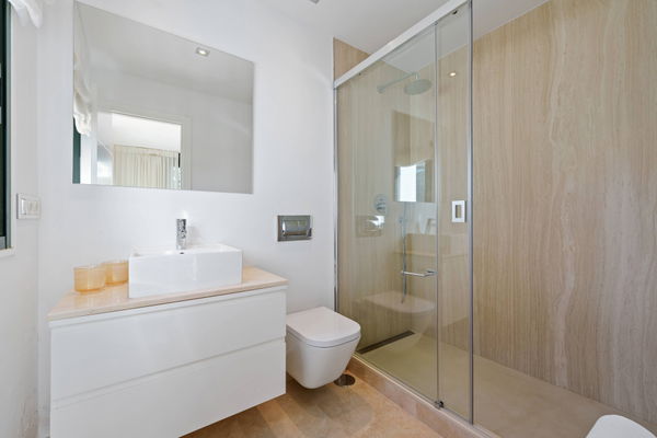 Elegant villa in an exclusive enclave with open views of the Mediterranean in Nueva Andalucía, Marbella